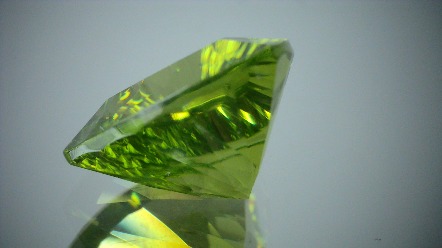 ペリドット 3.26ct 【D7-136】