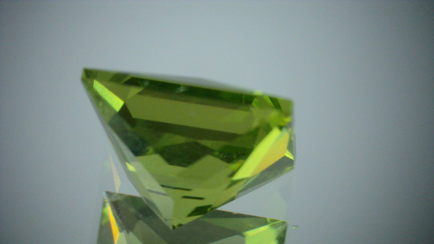 ペリドット 2.77ct 【D7-140】