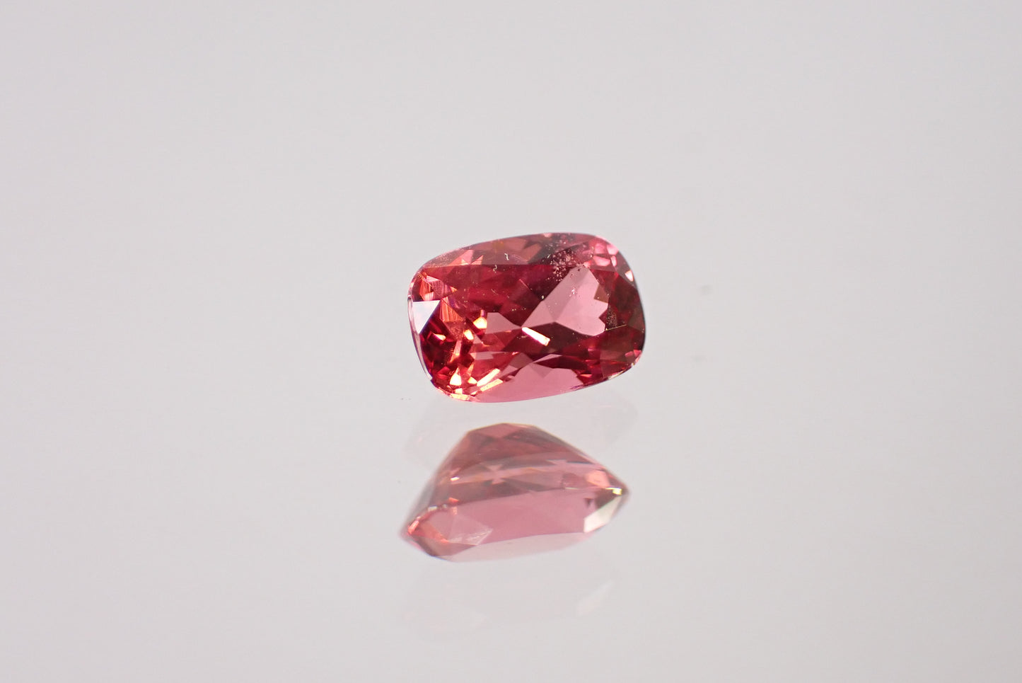 レッドスピネル 0.56ct 【AR1210】