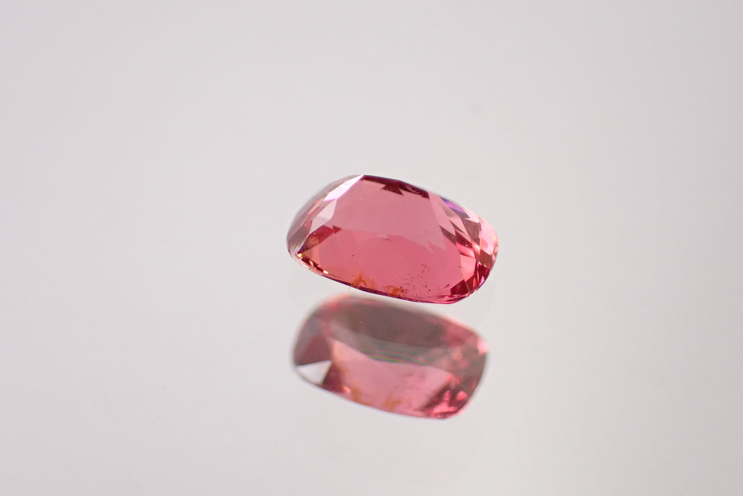 レッドスピネル 0.56ct 【AR1210】