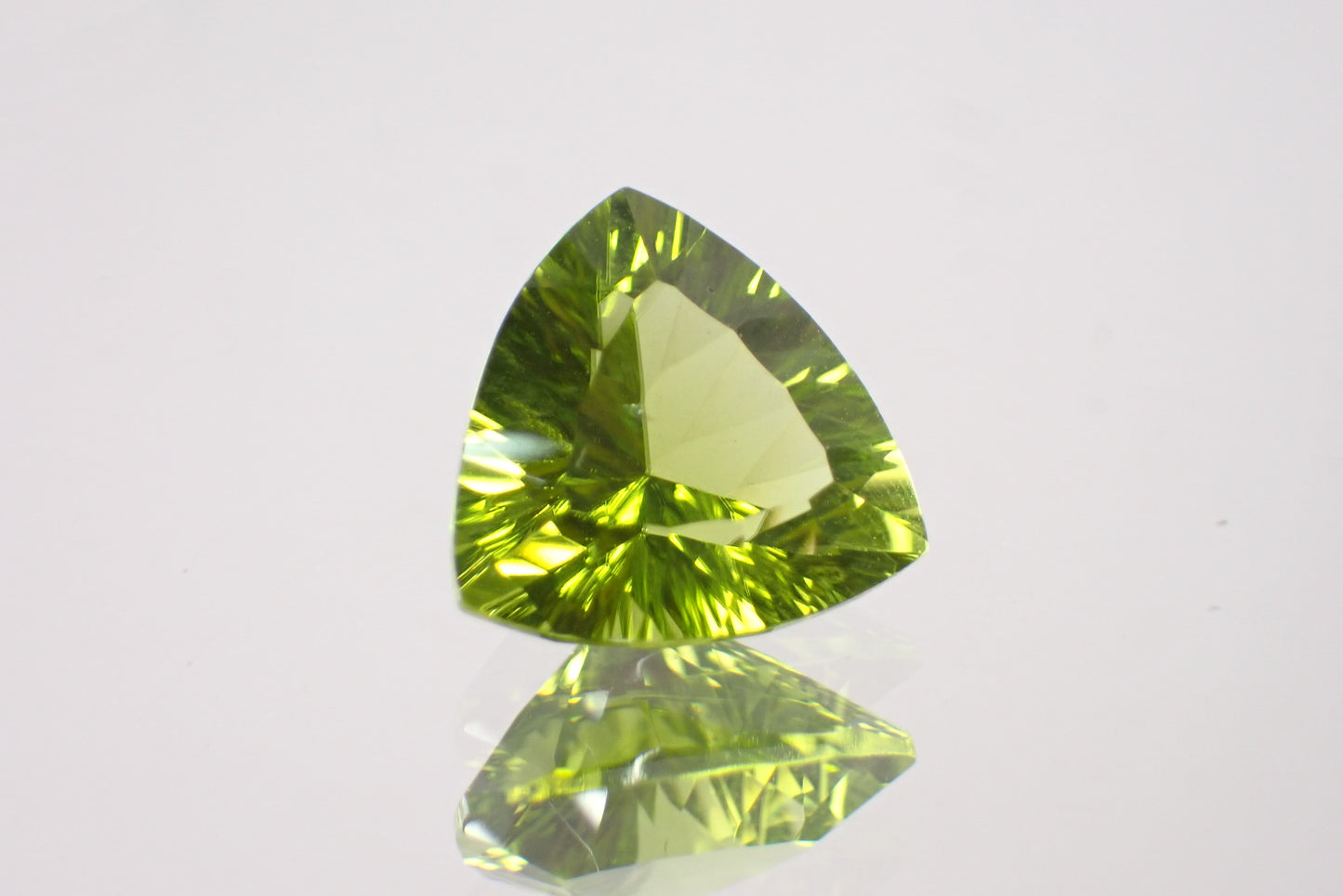 ペリドット 3.26ct 【D7-136】