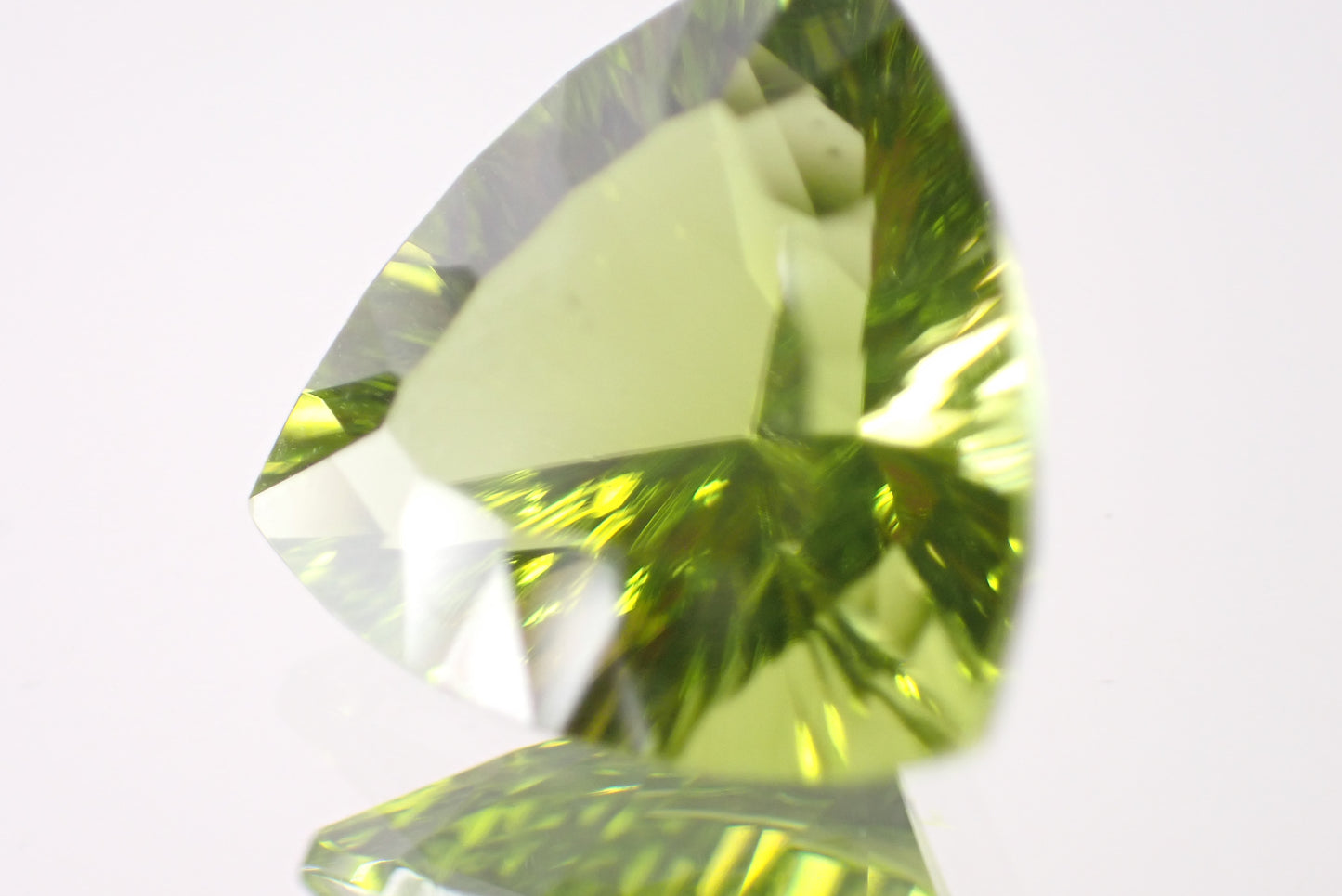 ペリドット 3.26ct 【D7-136】