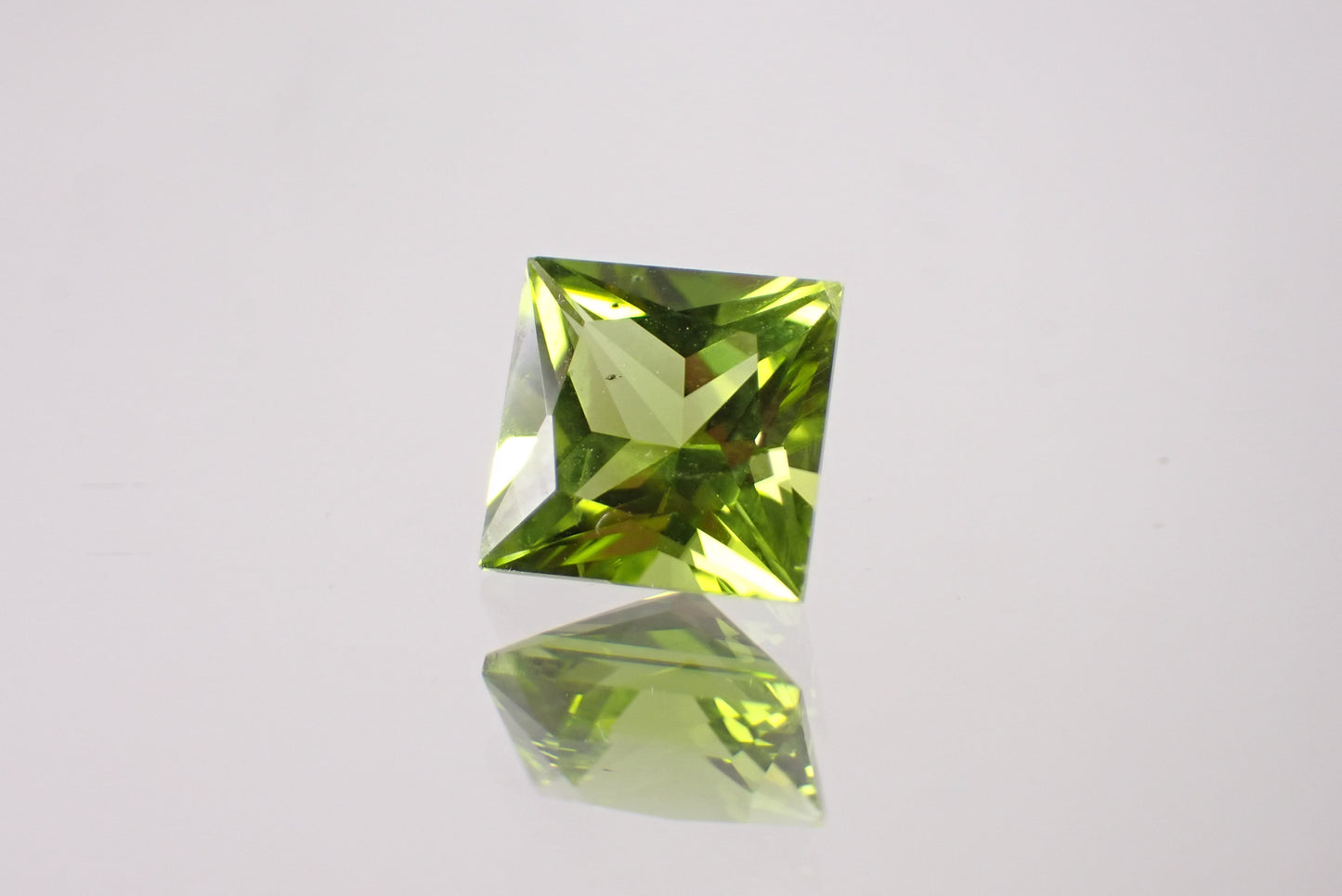 ペリドット 2.77ct 【D7-140】