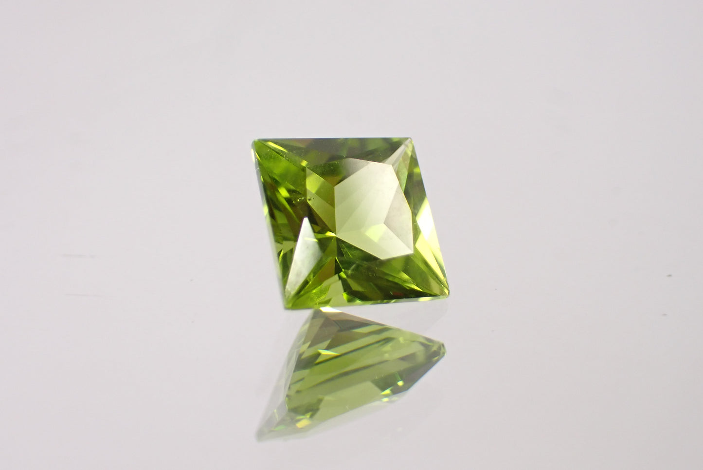 ペリドット 2.77ct 【D7-140】