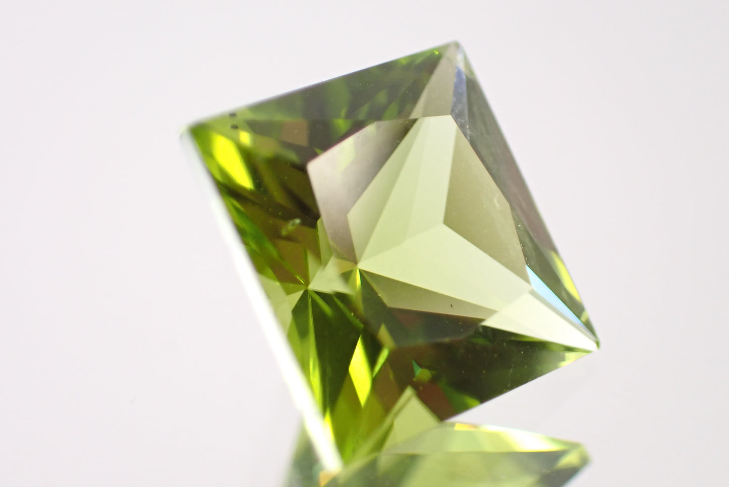 ペリドット 2.77ct 【D7-140】